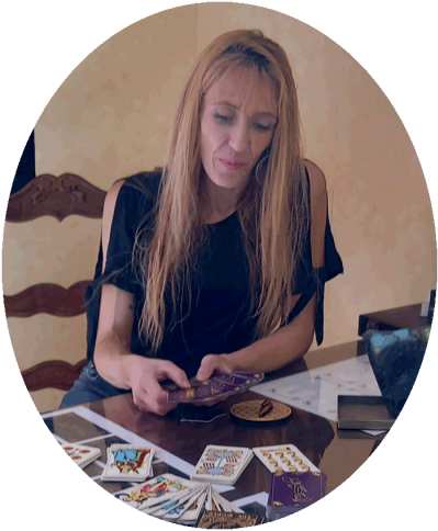 Portrait Illustration D'Arianne G En Consultation Avec Ses Cartes